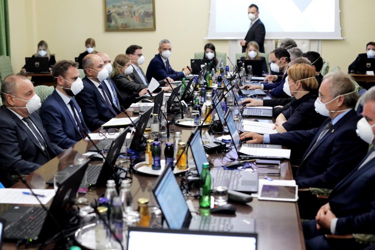 Ustrezna zaščitna oprema za zdravstvene delavce – dopis vladi